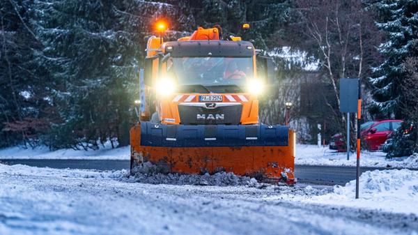 Ein Räumfahrzeug beseitigt den Schnee auf einer St