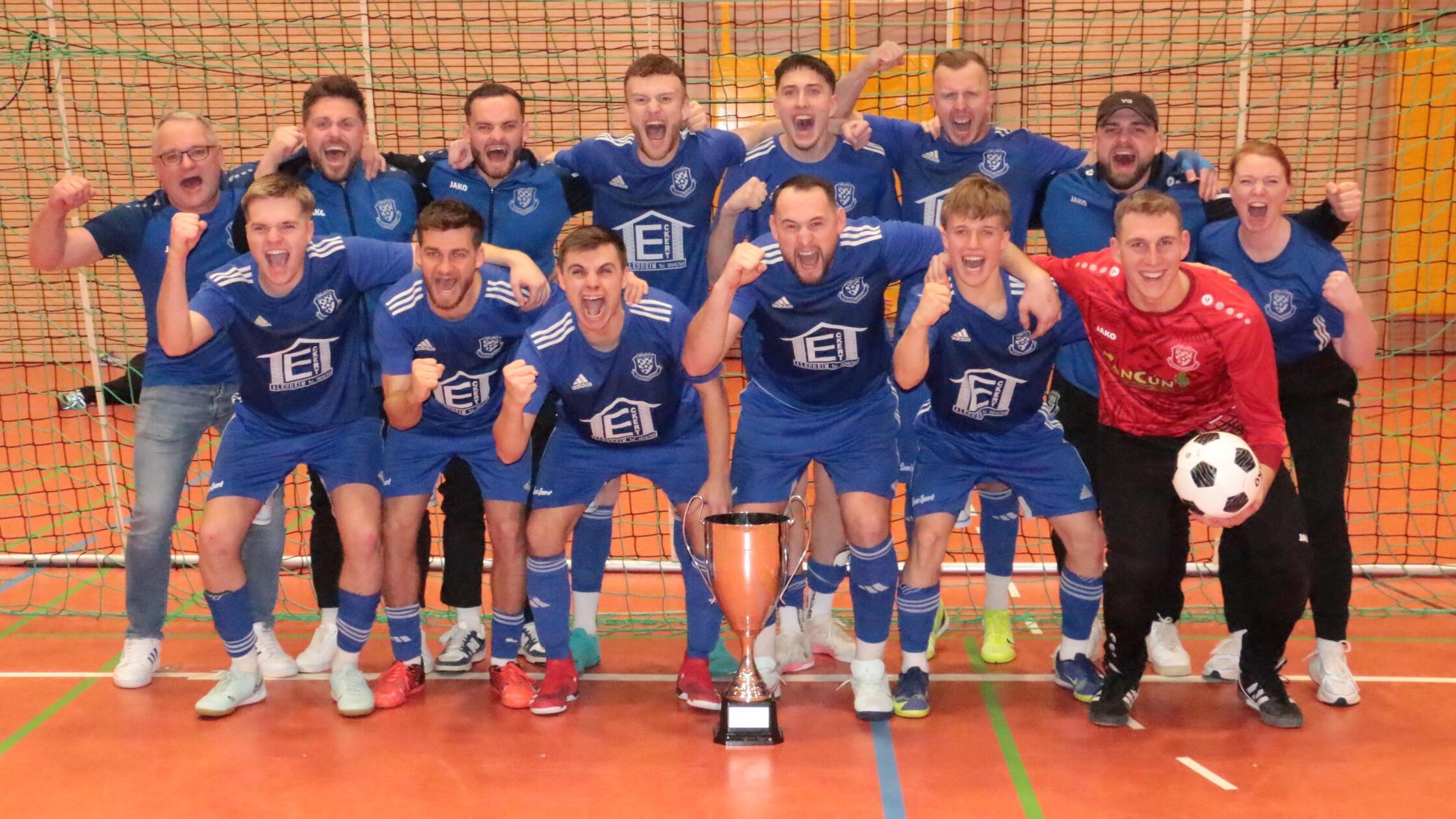 Hallenfu-ball-Der-Wanderpokal-des-Wei-enburger-OB-wanderte-erstmals-an-den-SV-Alesheim