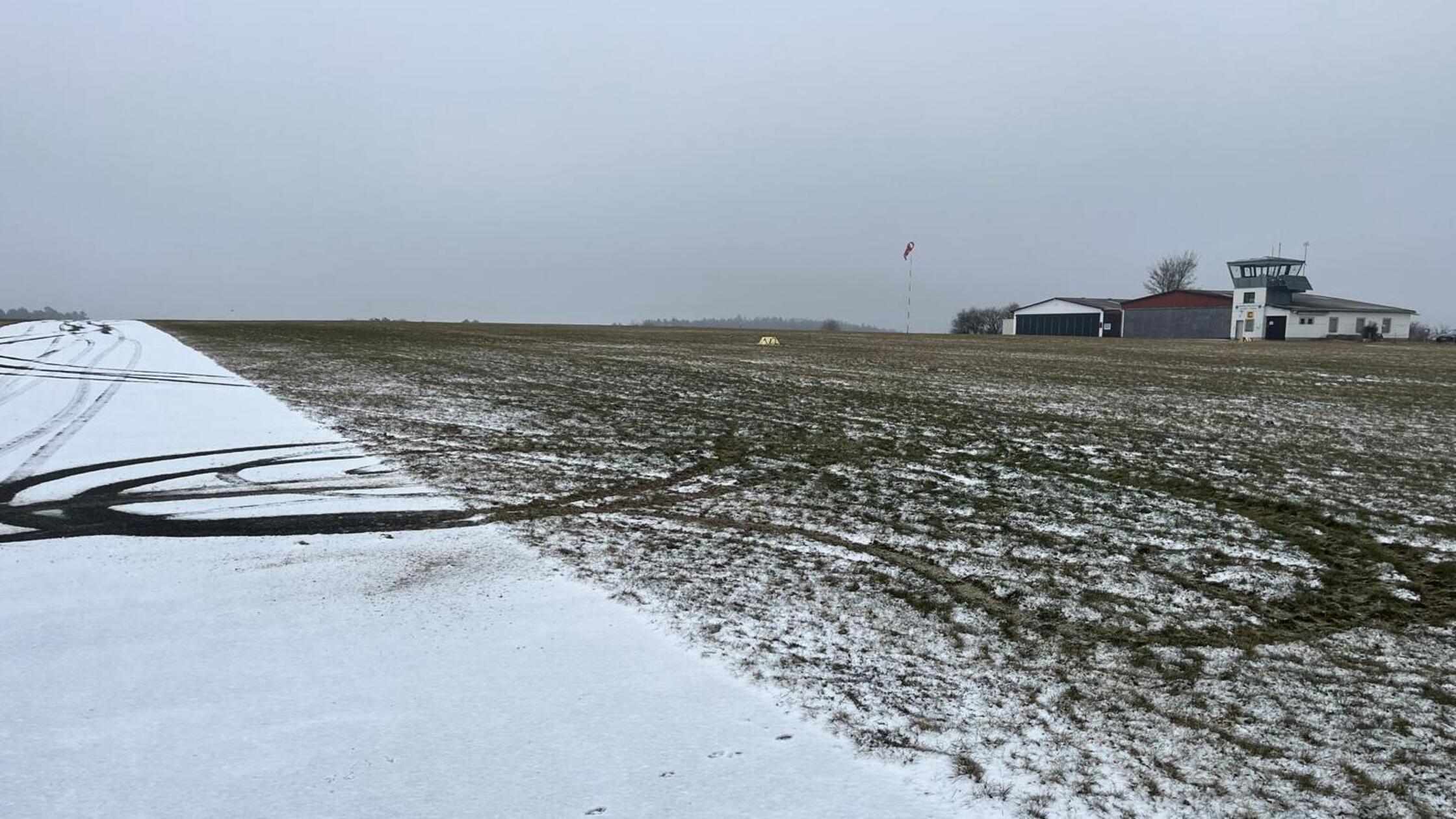 Segelflieger-sind-sauer-Unbekannte-drifteten-auf-der-Piste-des-Lillinghofer-Flugplatzes