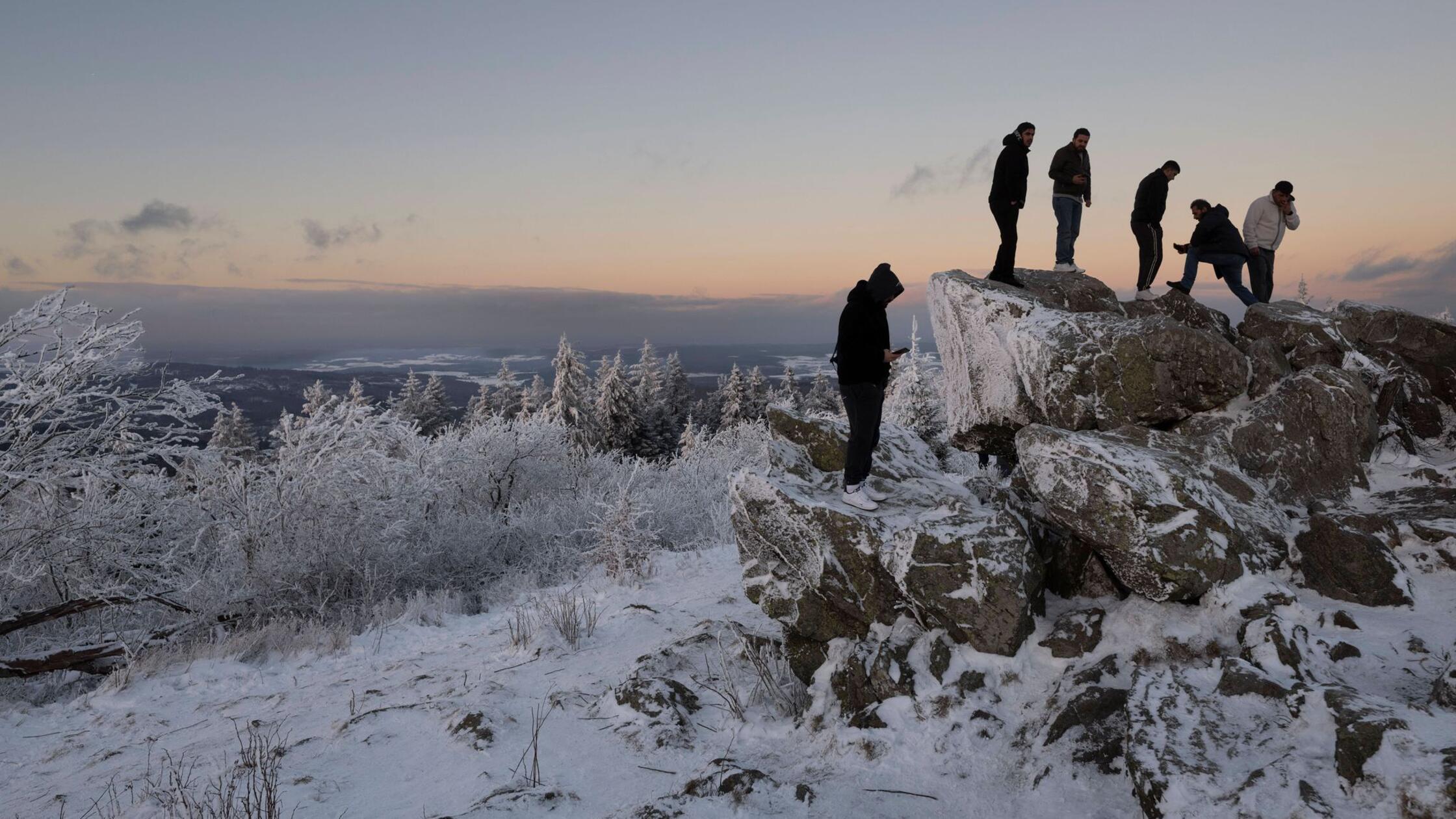 Schneeschauer-und-Frost-Wetter-bleibt-winterlich