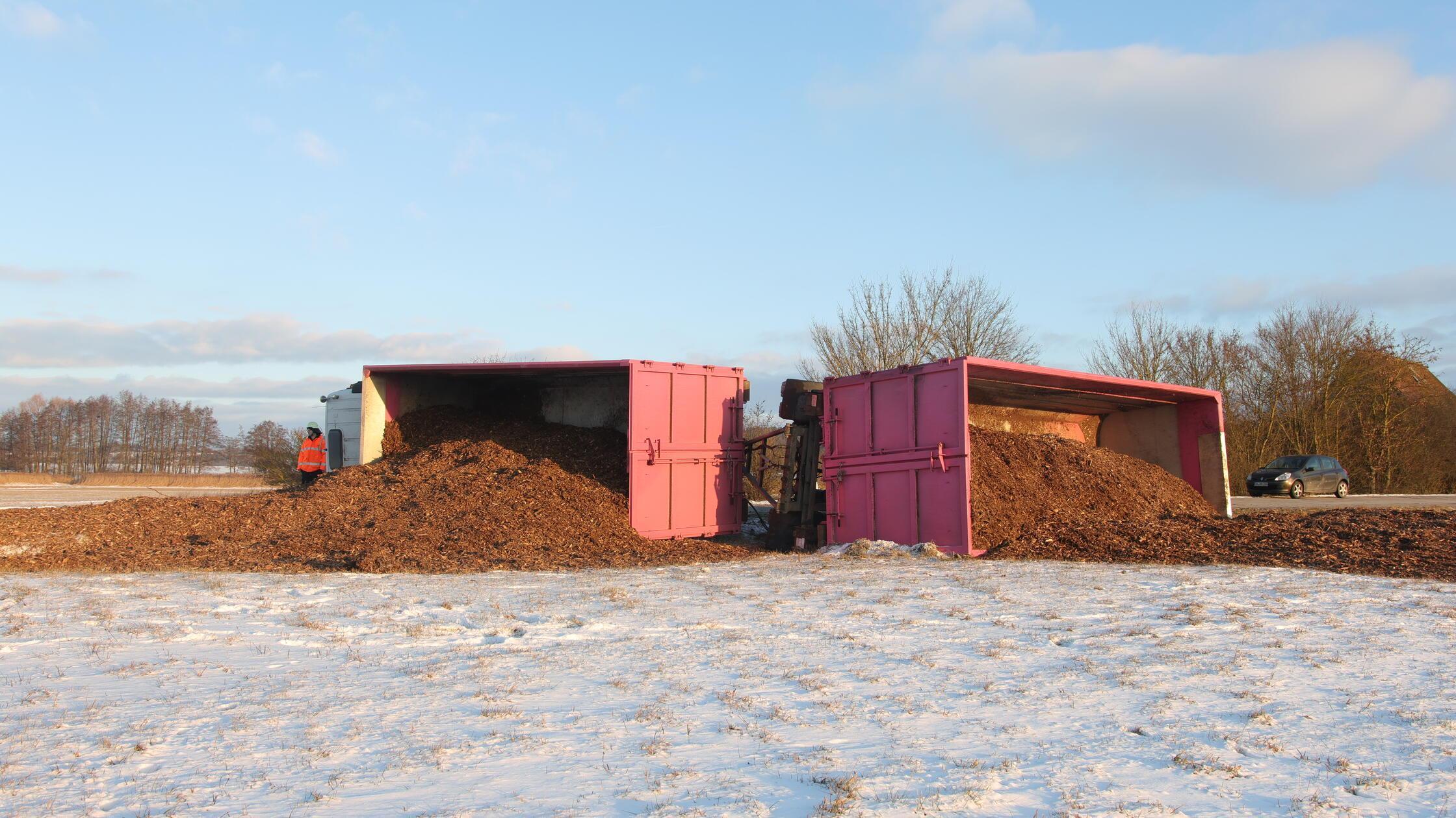 Lkw-Unfall-im-Landkreis-Ansbach-40-Tonner-kippt-um-Stra-e-komplett-gesperrt