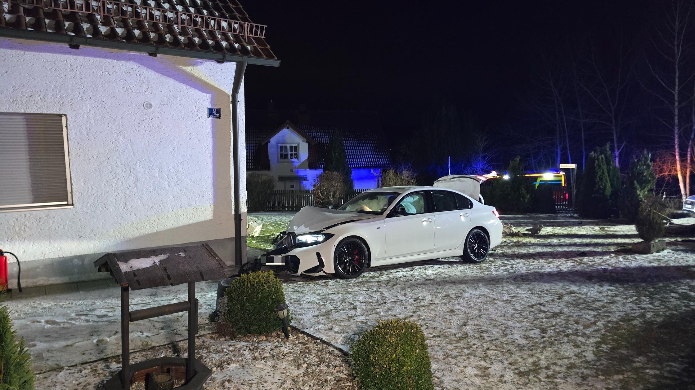 Statue-als-Schutzengel-BMW-pfl-gt-in-der-Oberpfalz-durch-Garten-und-kracht-gegen-Haus