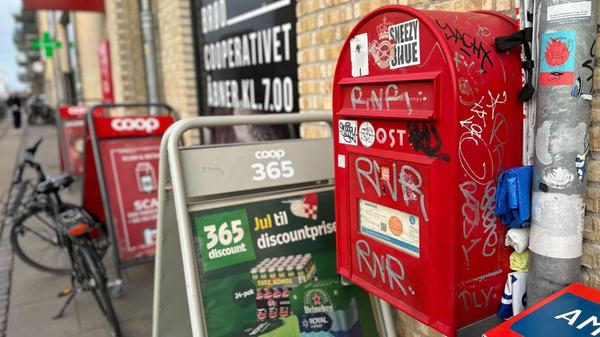 Ein Briefkasten der dänischen Post hängt im Kopenh