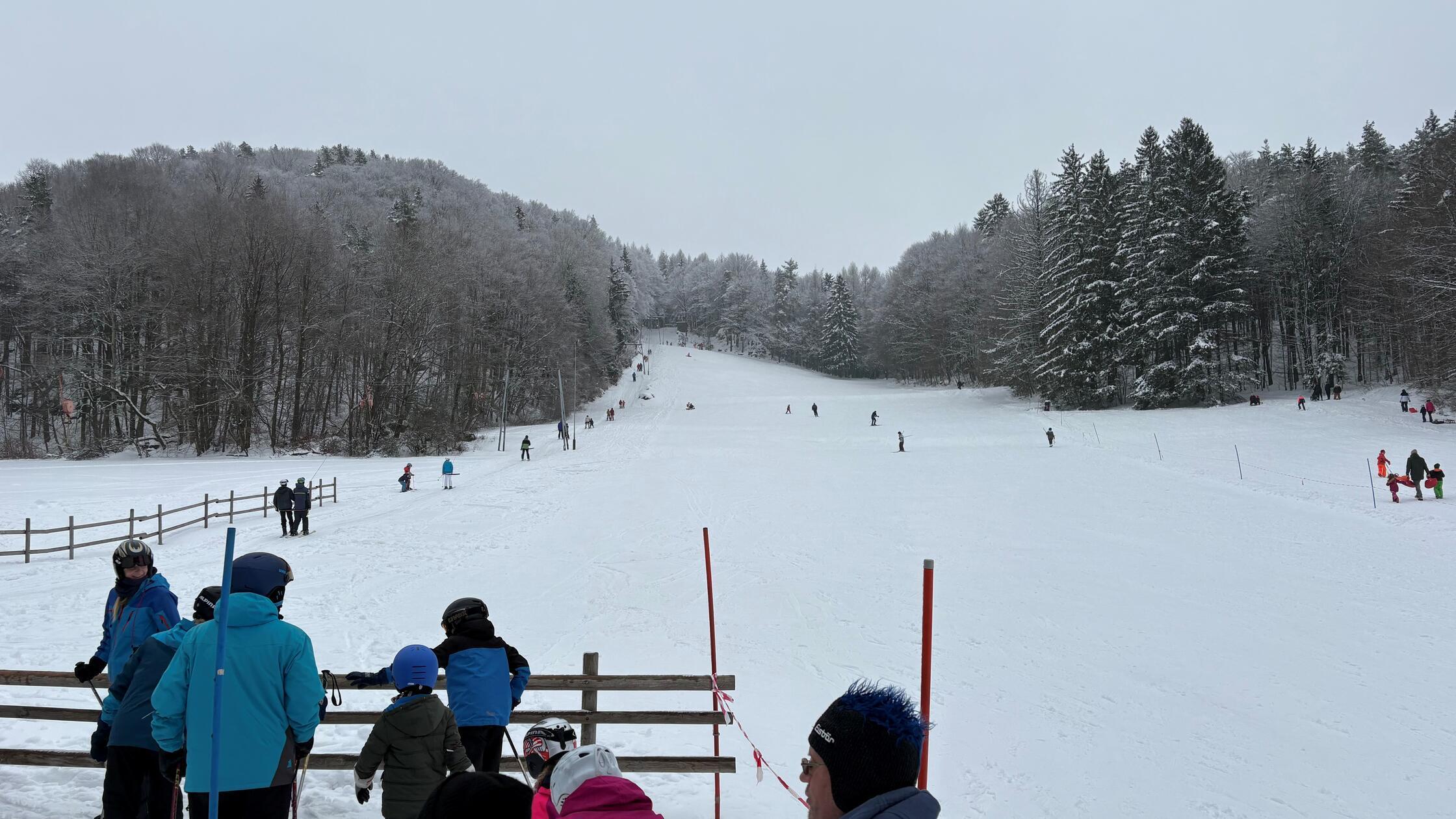 Fast-halber-Meter-Schnee-in-der-Fr-nkischen-Schweiz-Mehrere-Skilifte-weiterhin-in-Betrieb
