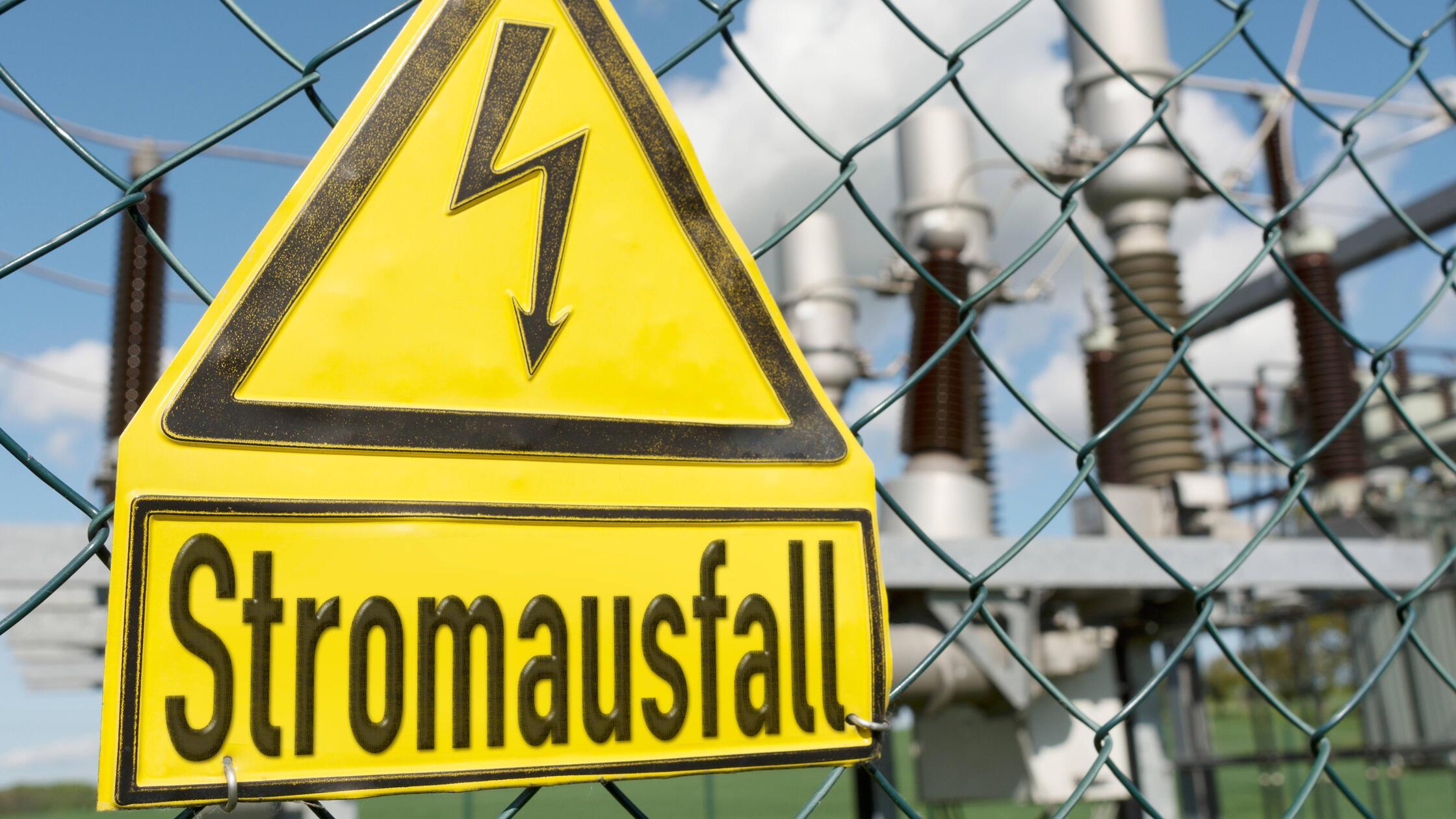 Warnschild Stromausfall vor Umspannwerk