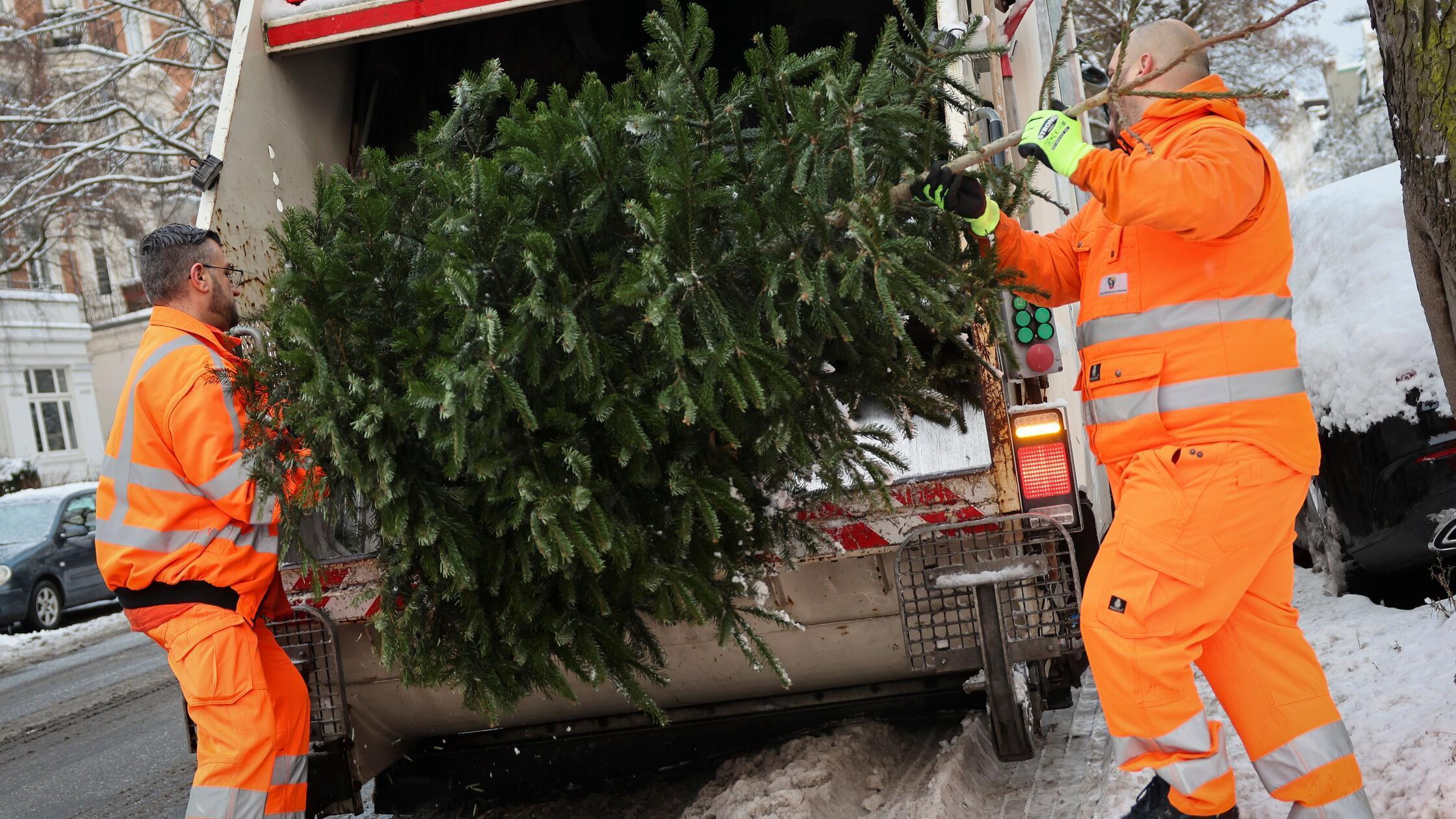 05.01.2026, Hamburg: Mitarbeiter der Stadtreinigun