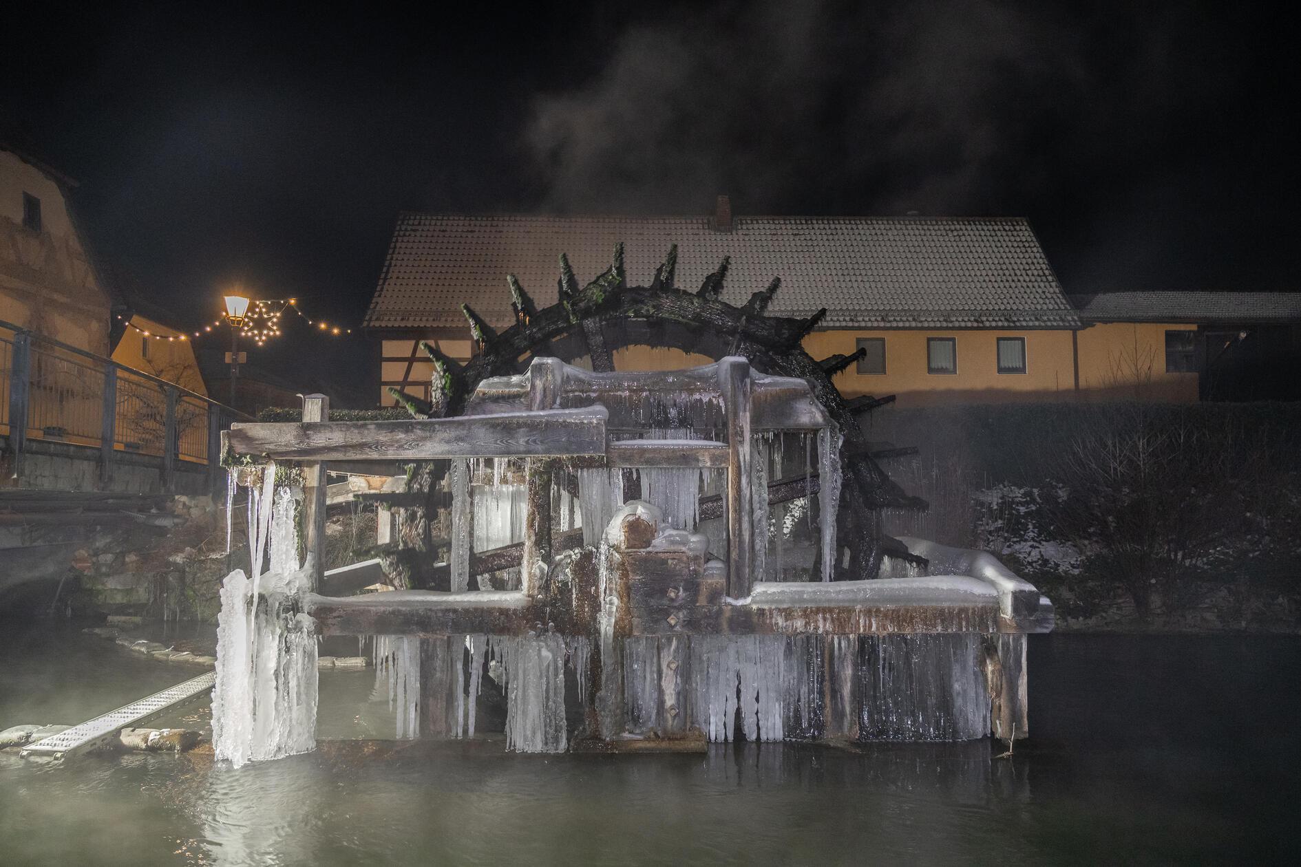 Bis-zu-20-Grad-Franken-verwandelt-sich-in-eine-Eislandschaft-die-Bilder