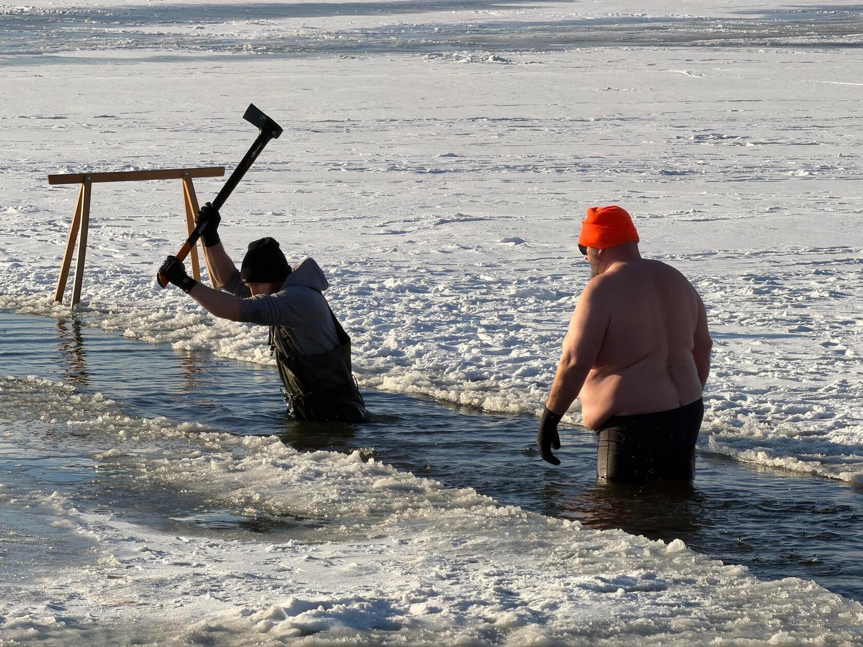Der Altmühlsee liegt unter einer dicken Eisschicht, die Luft ist klirrend kalt. Spaziergänger bleiben stehen, zücken ihre Handys und das ist auch kein Wunder: Am Altmühlsee stürzen sich am Dreikönigstag erneut etliche Hartgesottene zum Eisbaden in den See.