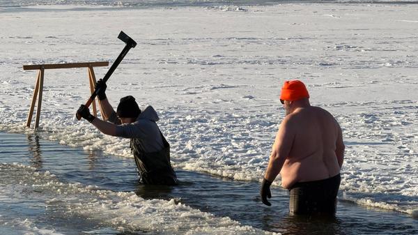 Der Altmühlsee liegt unter einer dicken Eisschicht, die Luft ist klirrend kalt. Spaziergänger bleiben stehen, zücken ihre Handys und das ist auch kein Wunder: Am Altmühlsee stürzen sich am Dreikönigstag erneut etliche Hartgesottene zum Eisbaden in den See.