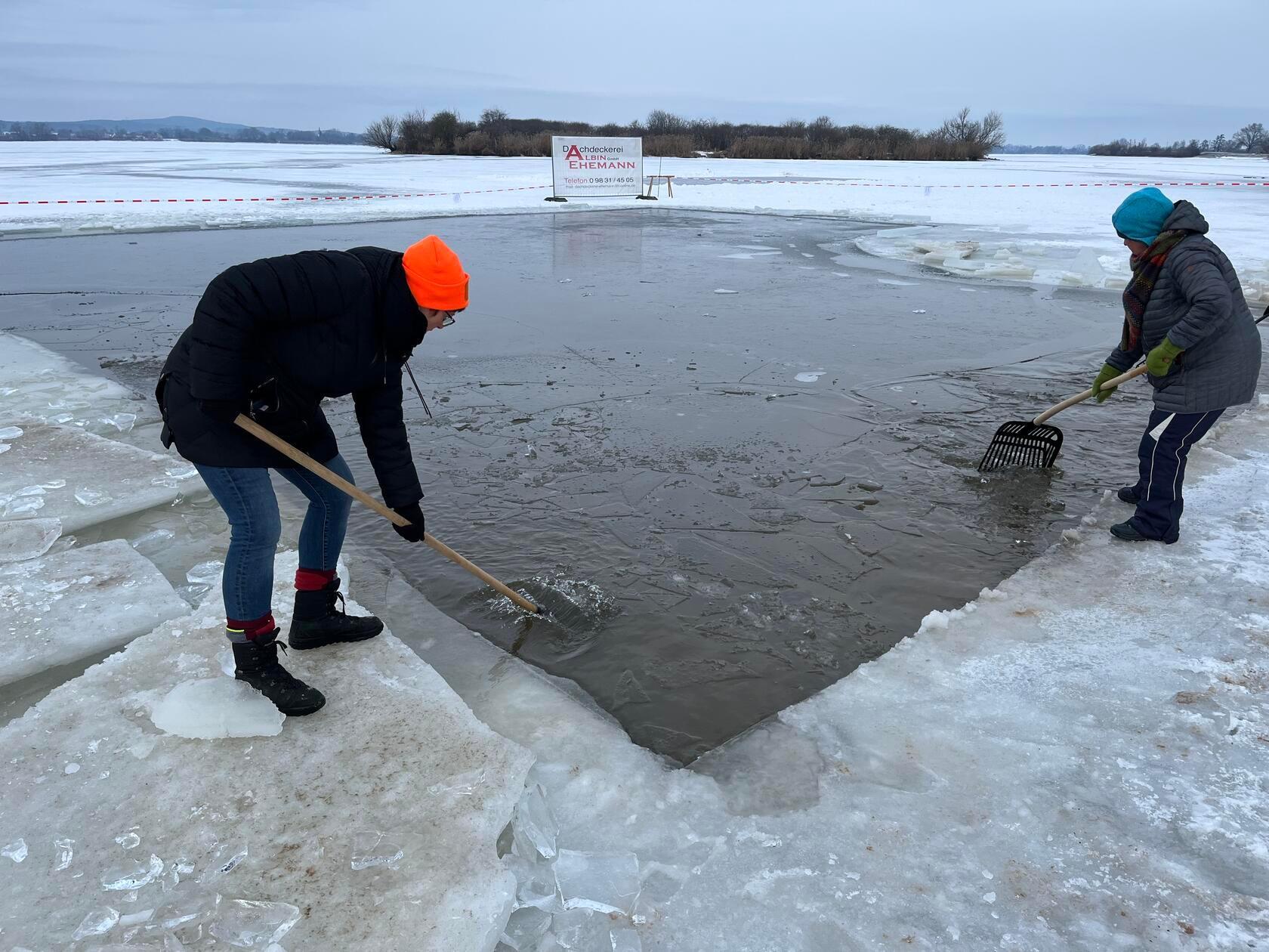 Schon einen Tag vor dem großen Eisbaden wird klar: Dieses Event braucht Vorbereitung.