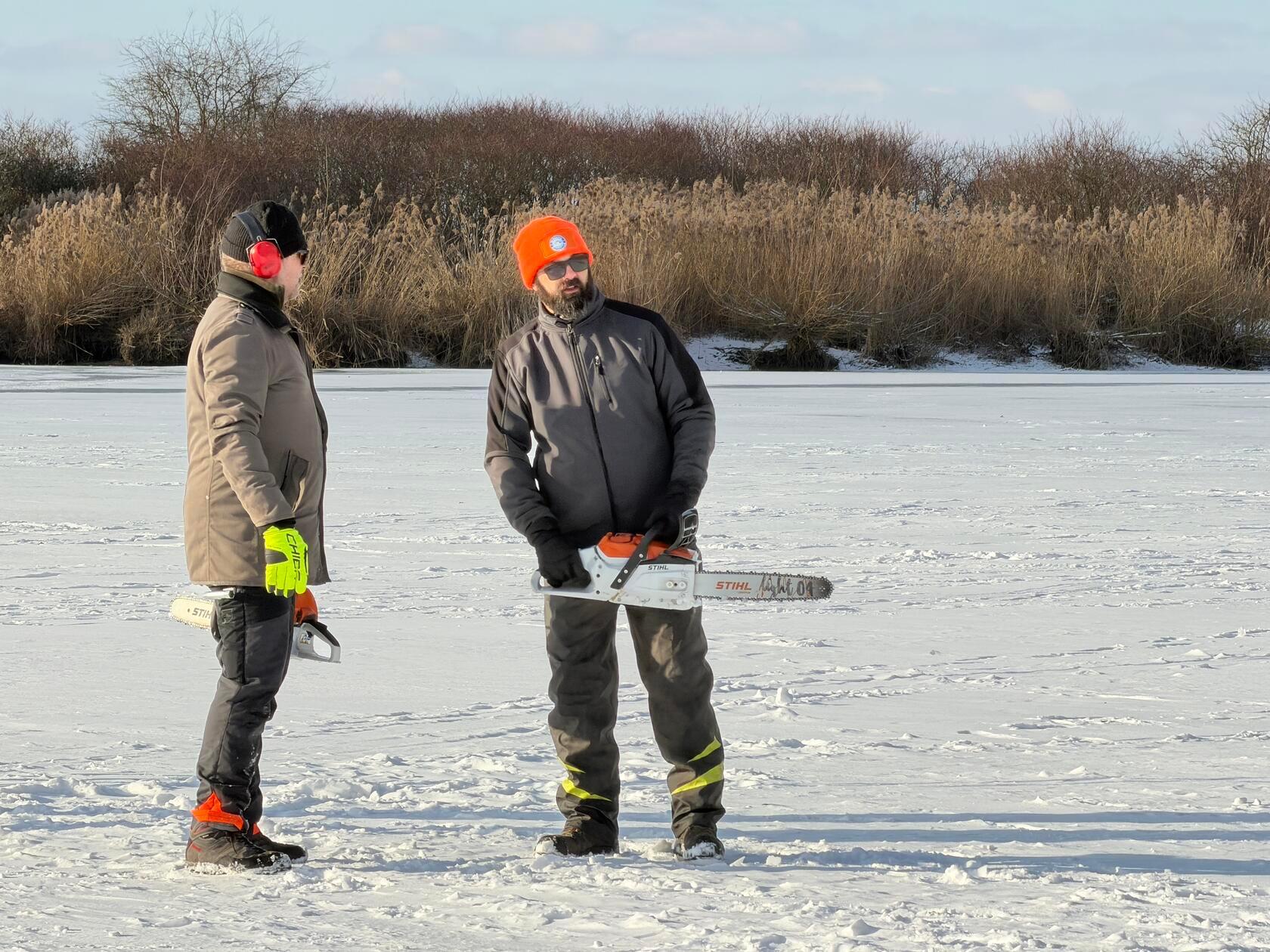 Für Initiator Bernd Hoyer (rechts) ist Eisbaden mehr als ein Event: Nach einem schweren Unfall leidet er seit Jahrzehnten unter chronischen Schmerzen. Die Kälte hilft ihm, erzählt er gegenüber der Fotoagentur Vifogra - heute brauche er kaum noch Schmerzmittel. Gleichzeitig mahnt er zur Vorsicht: Eisbaden sei nichts für Ungeprüfte, ein ärztlicher Check sei Pflicht.