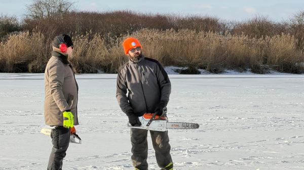 Für Initiator Bernd Hoyer (rechts) ist Eisbaden mehr als ein Event: Nach einem schweren Unfall leidet er seit Jahrzehnten unter chronischen Schmerzen. Die Kälte hilft ihm, erzählt er gegenüber der Fotoagentur Vifogra - heute brauche er kaum noch Schmerzmittel. Gleichzeitig mahnt er zur Vorsicht: Eisbaden sei nichts für Ungeprüfte, ein ärztlicher Check sei Pflicht.