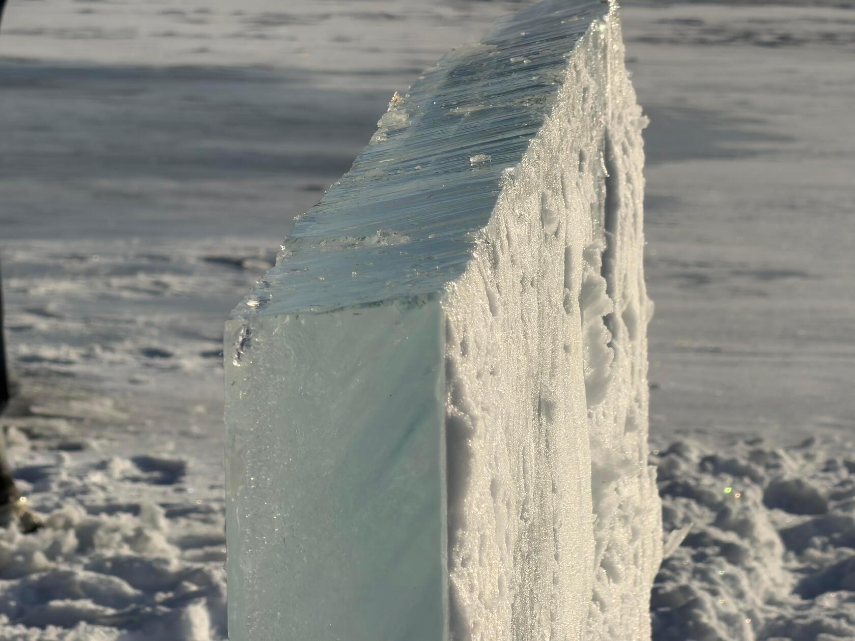 Am Dienstag, Heilige Drei Könige, liegt bereits wieder eine neue, mehrere Zentimeter dicke Eisschicht über der Wasserfläche. Noch einmal müssen die Helfer ran, bevor die ersten Eisbader ins Wasser dürfen. 