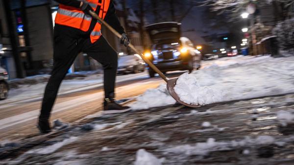 Privater Winterdienst räumt Gehweg bei Schnee in O