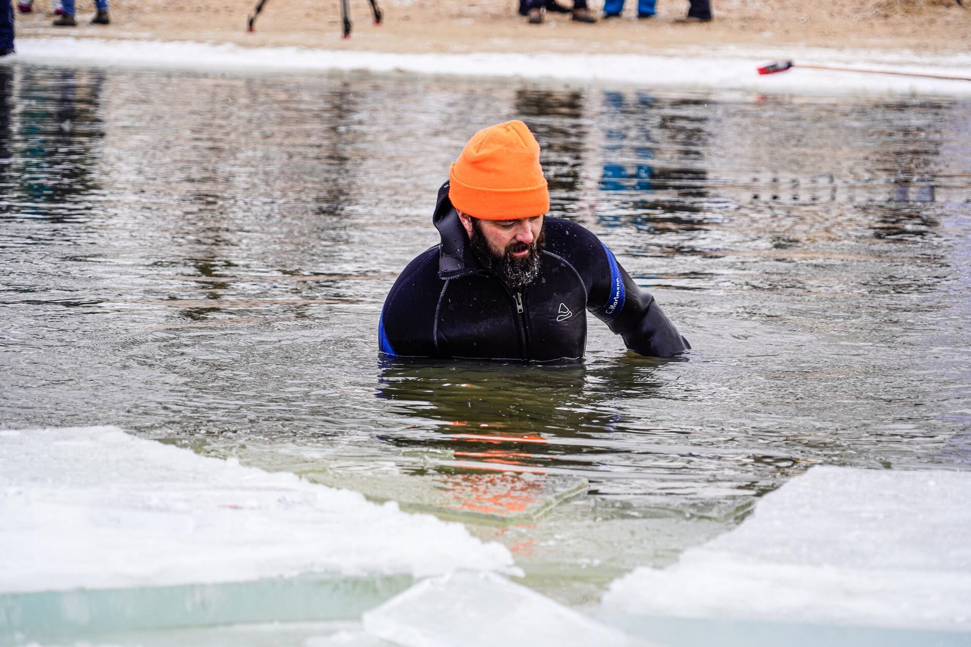 Dieser Helfer im Neoprenanzug öffnete die Eisfläche auf dem Altmühlsee. Dafür übergoss er sich sogar mit heißem Wasser!