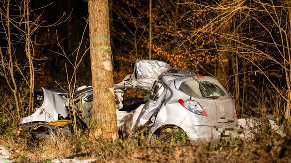 Opel kracht heftig gegen Baum: 23-jährige Fahreri