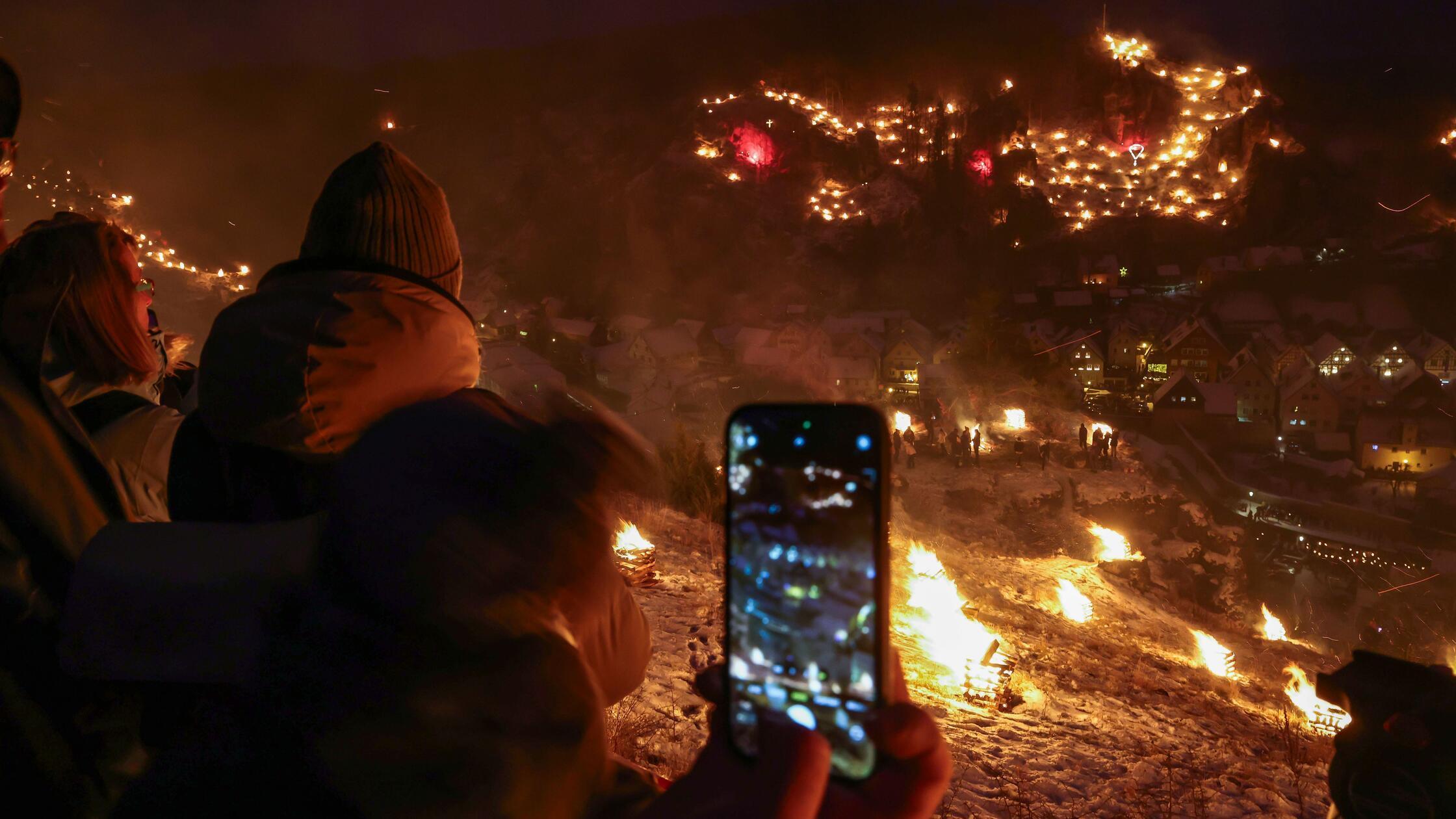 06.01.2026, Bayern, Pottenstein: Beim Abschluss de