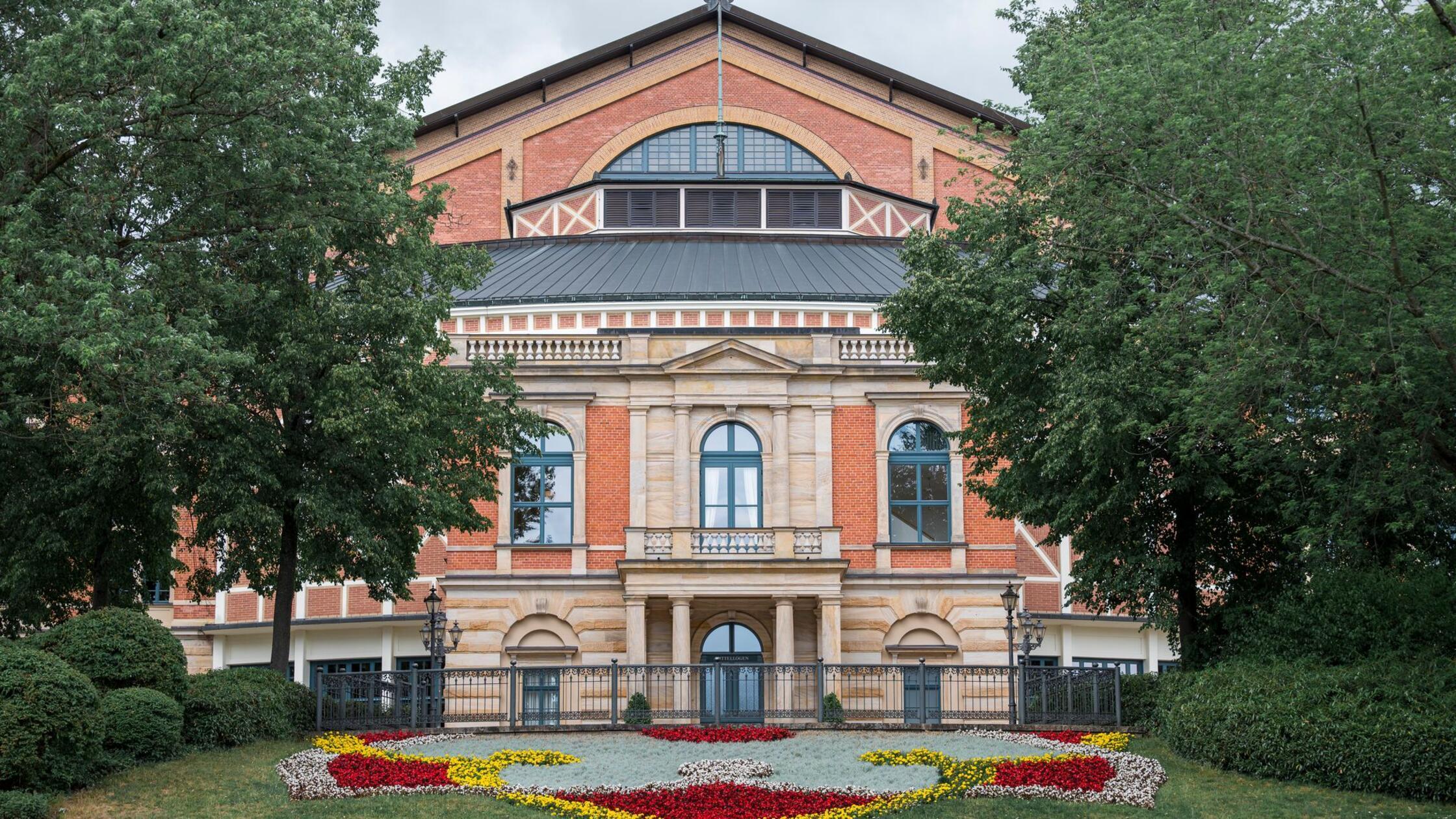 Blick auf das Bayreuther Festspielhaus am Grünen H