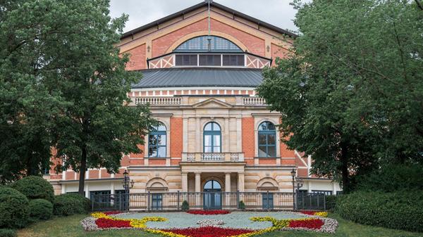 Blick auf das Bayreuther Festspielhaus am Grünen H