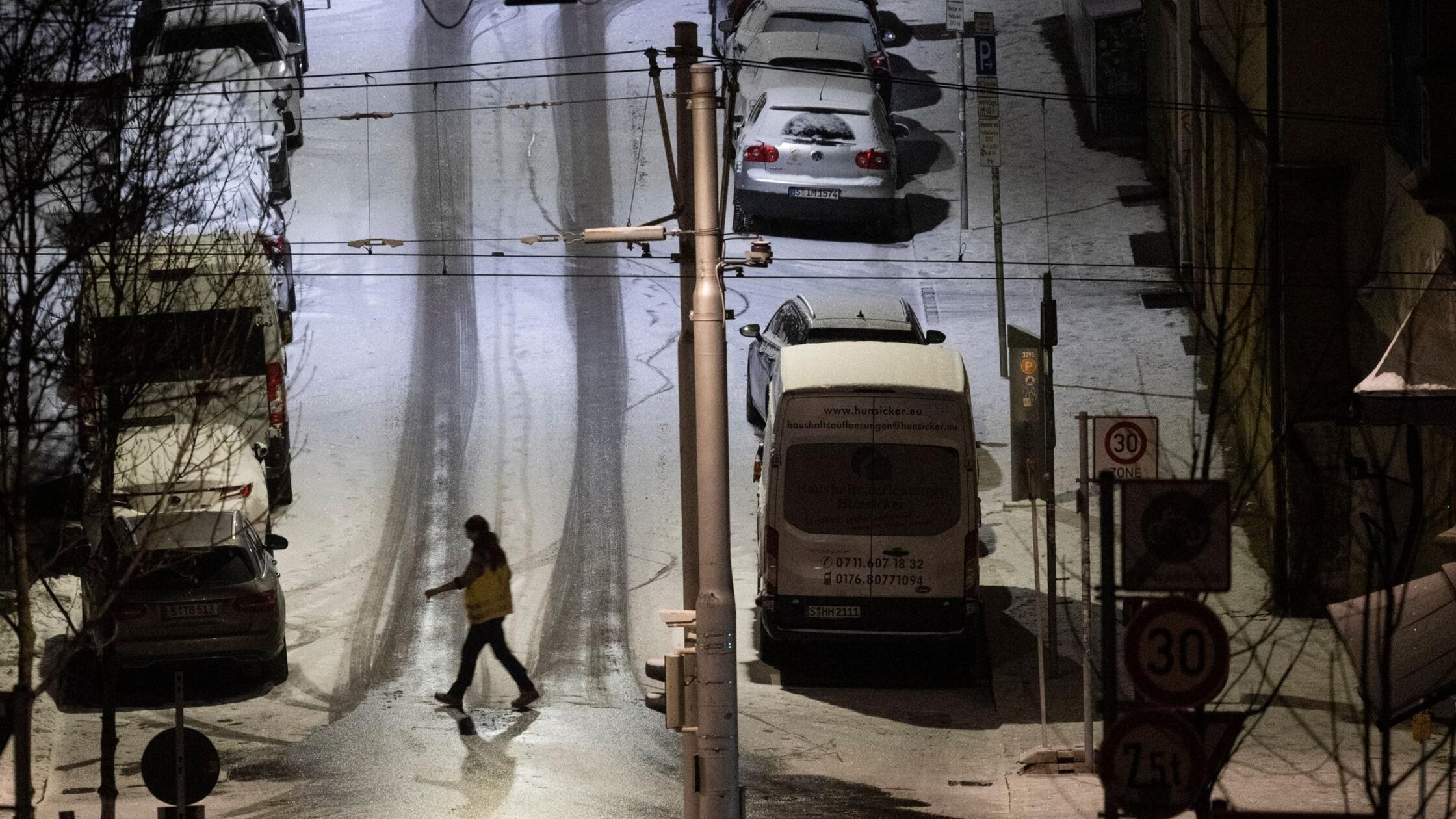 https://images.nordbayern.de/image/contentid/policy:1.14960540:1767767689/Schnee_liegt_auf_einer_Nebenstrasse_in_der_Innensta.jpg?%24p%24f%24h%24m%24w=685c7a6&f=16%3A9&h=338&m=FIT&w=600
