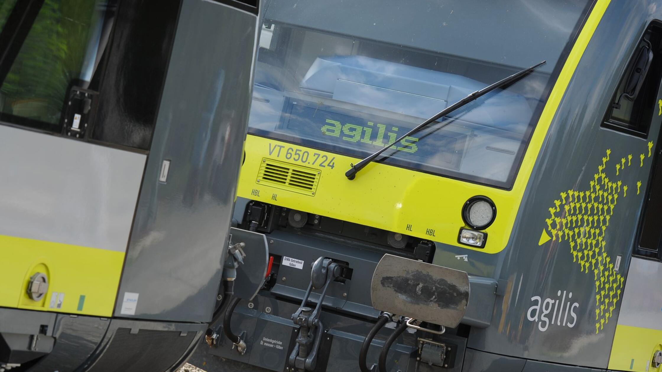 Zwei Triebwagen der agilis Verkehrsgesellschaft st