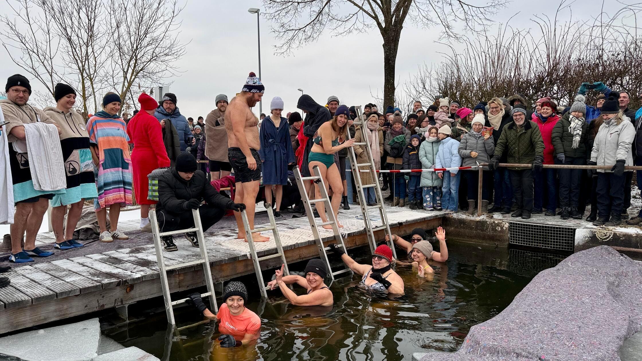 Mutige-wagten-sich-ins-kalte-Wasser-So-war-das-erste-Eisbaden-am-Allersberger-Badeweiher