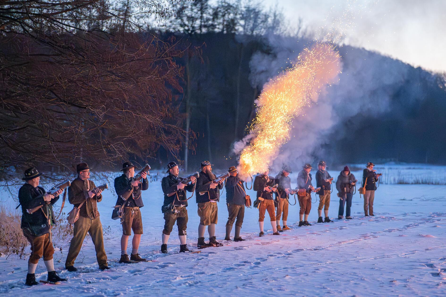 Neujahrsb-llern-in-Emskirchen-Bilder-vom-Fackelzug-und-B-llersch-ssen-als-Neujahrsgru-