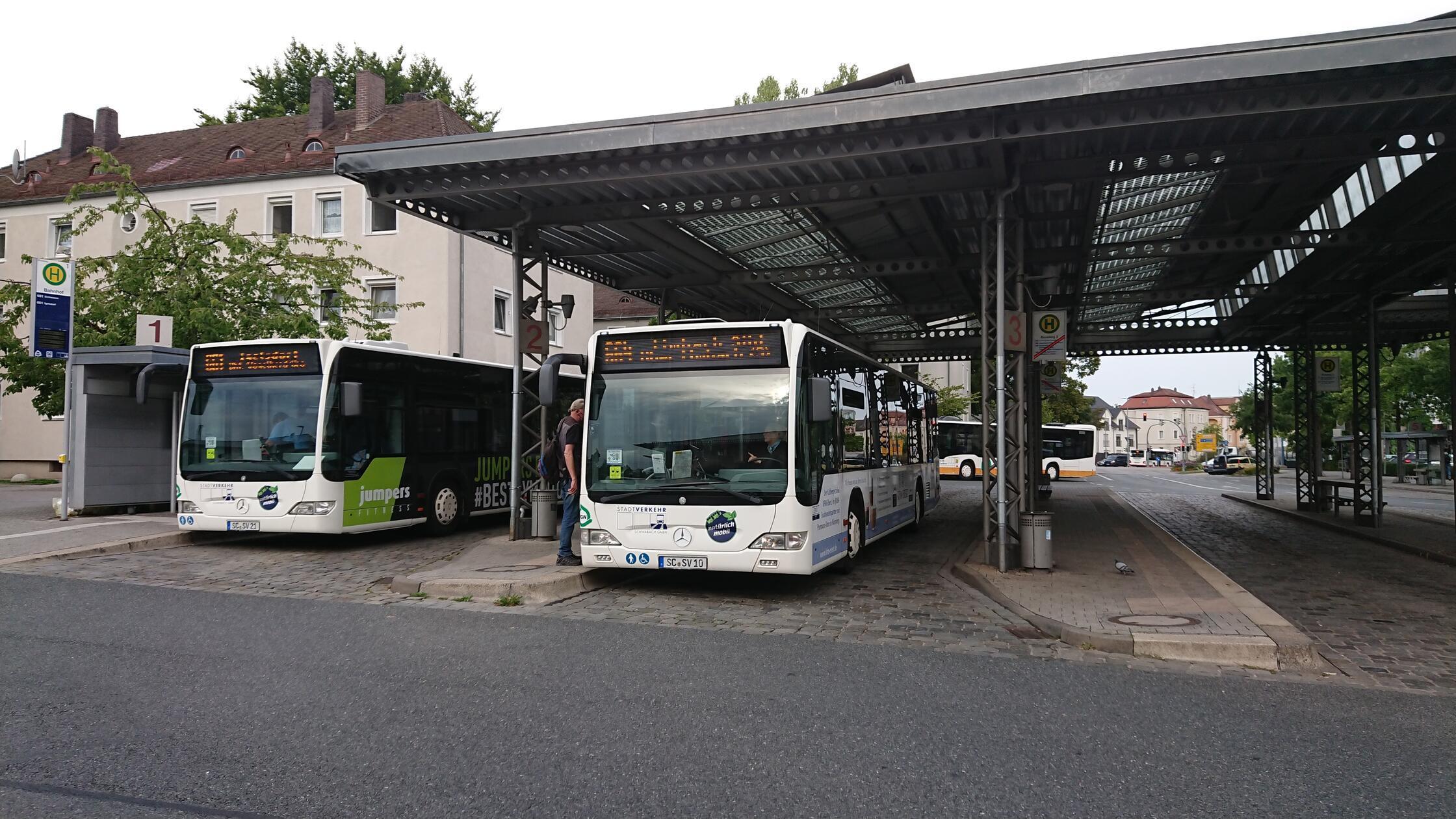 -Bus-steht-sinnlos-am-Bahnhof-Kritik-am-neuen-Schwabacher-Fahrplan