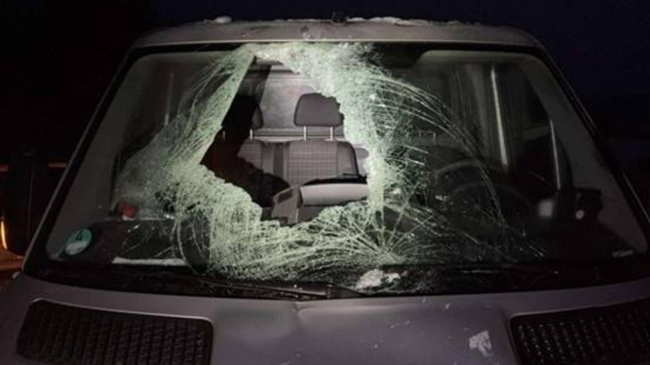 unfall-in-franken-eisbrocken-rei-t-loch-in-windschutzscheibe-fahrer-nur-knapp-verfehlt
