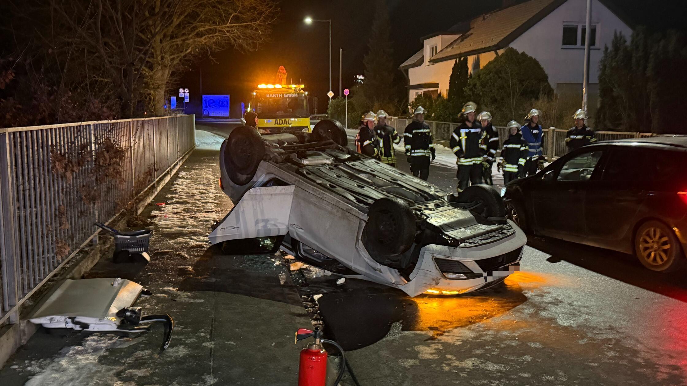 Frontalzusammensto-in-F-rth-Auto-berschl-gt-sich-und-landet-auf-dem-Dach