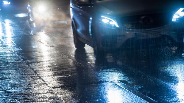 ARCHIV - Gefährlich: Durch überfrierende Nässe ode