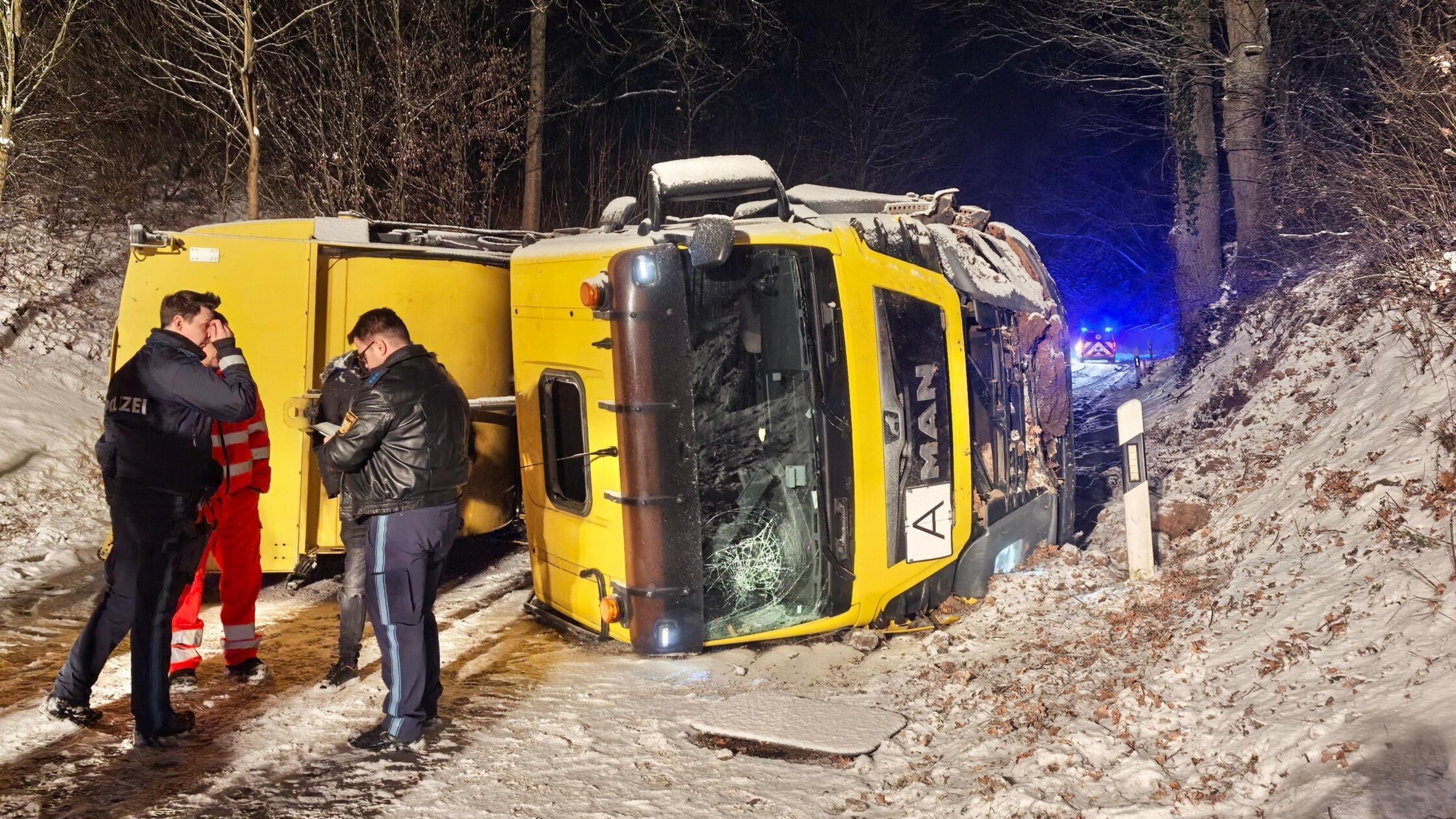M-llauto-kippt-auf-die-Seite-Fahrer-ins-Krankenhaus-gebracht