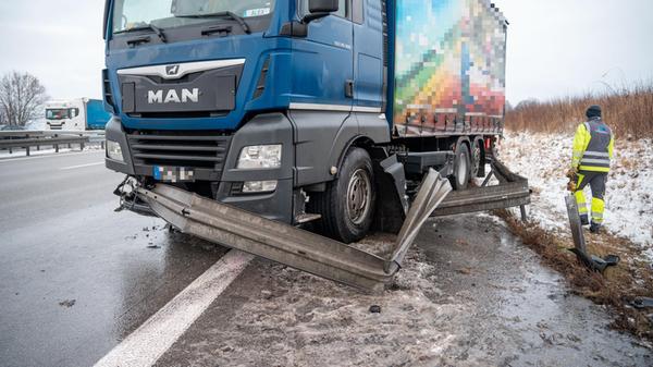 Redaktioneller Hinweis: Beschriftung Lkw unkenntli