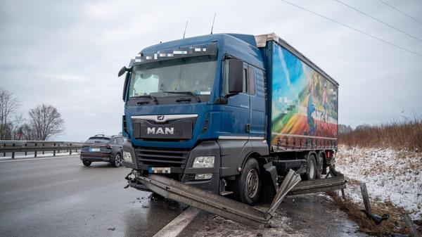 Lkw gerät ins Rutschen und kracht in Leitplanke -
