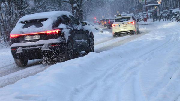 Schneetreiben am Donnerstagmorgen in Hamburg. PKW