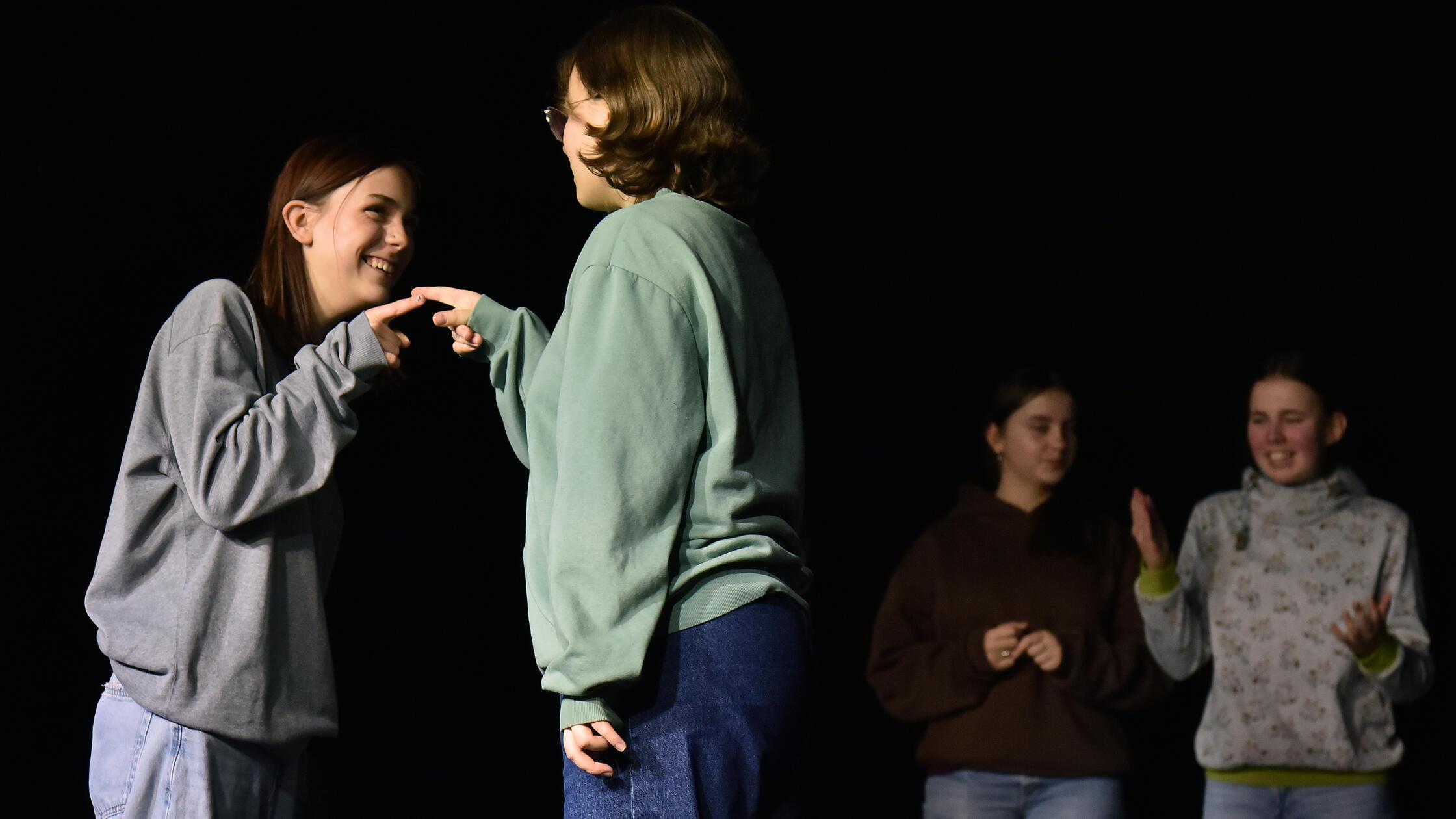 -F-hle-mich-gut-Was-M-dchen-am-Spielclub-H-henflug-des-Schauspiels-Erlangen-gut-finden