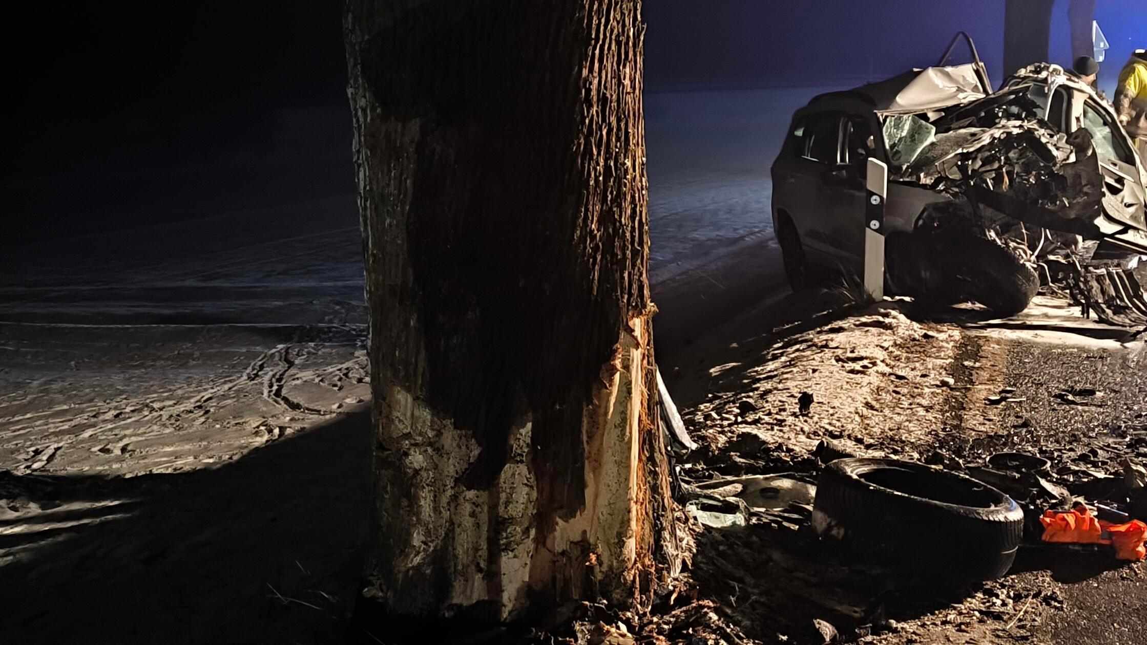 T-dlicher-Unfall-bei-Kirchenthumbach-Auto-prallt-frontal-gegen-Baum