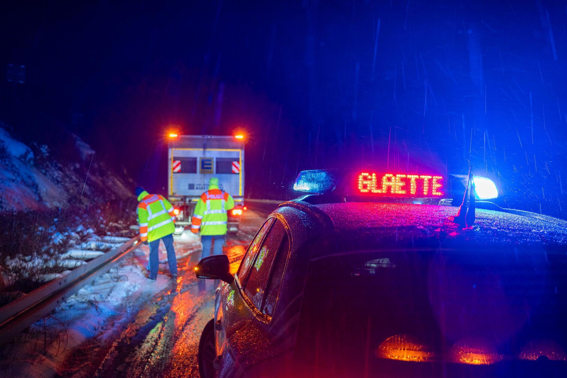 Auf den schnee- und eisglatten Straßen in Franken haben Dutzende Unfälle für zahlreiche Polizeieinsätze gesorgt. In Unterfranken rückte die Polizei mindestens 54 Mal aus, wie ein Sprecher am Morgen sagte. In der Oberpfalz berichteten die Beamten bislang von 31 Einsätzen und einem Verletzten. In Mittelfranken kam es laut Polizei zu etlichen Glätteunfällen, die Lage sei im Vergleich zu anderen bayerischen Regierungsbezirken aber übersichtlich.