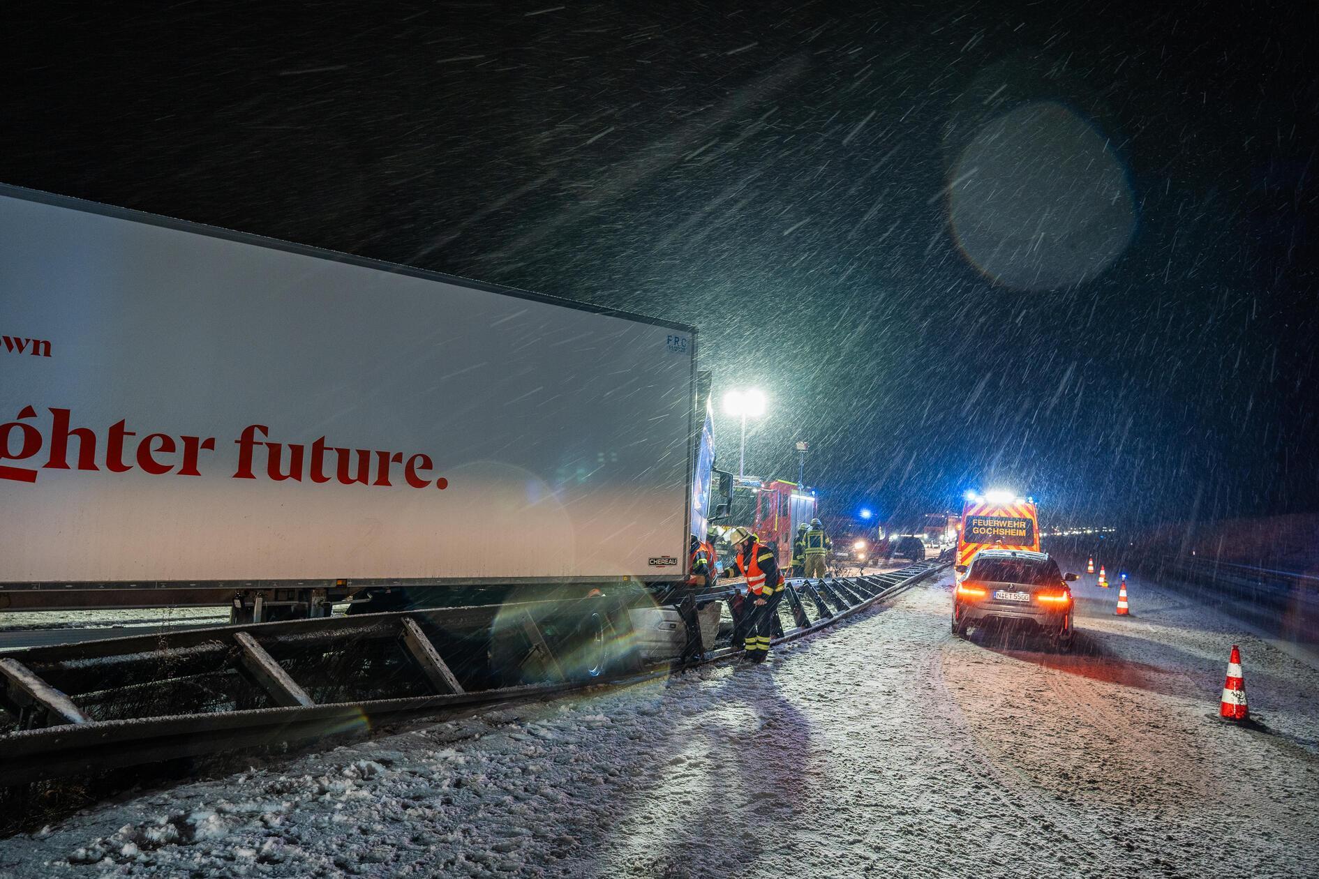 Auf der A70 im unterfränkischen Landkreis Schweinfurt war ein Lastwagen auf der glatten Fahrbahn in die Leitplanke geprallt, verletzt wurde niemand.