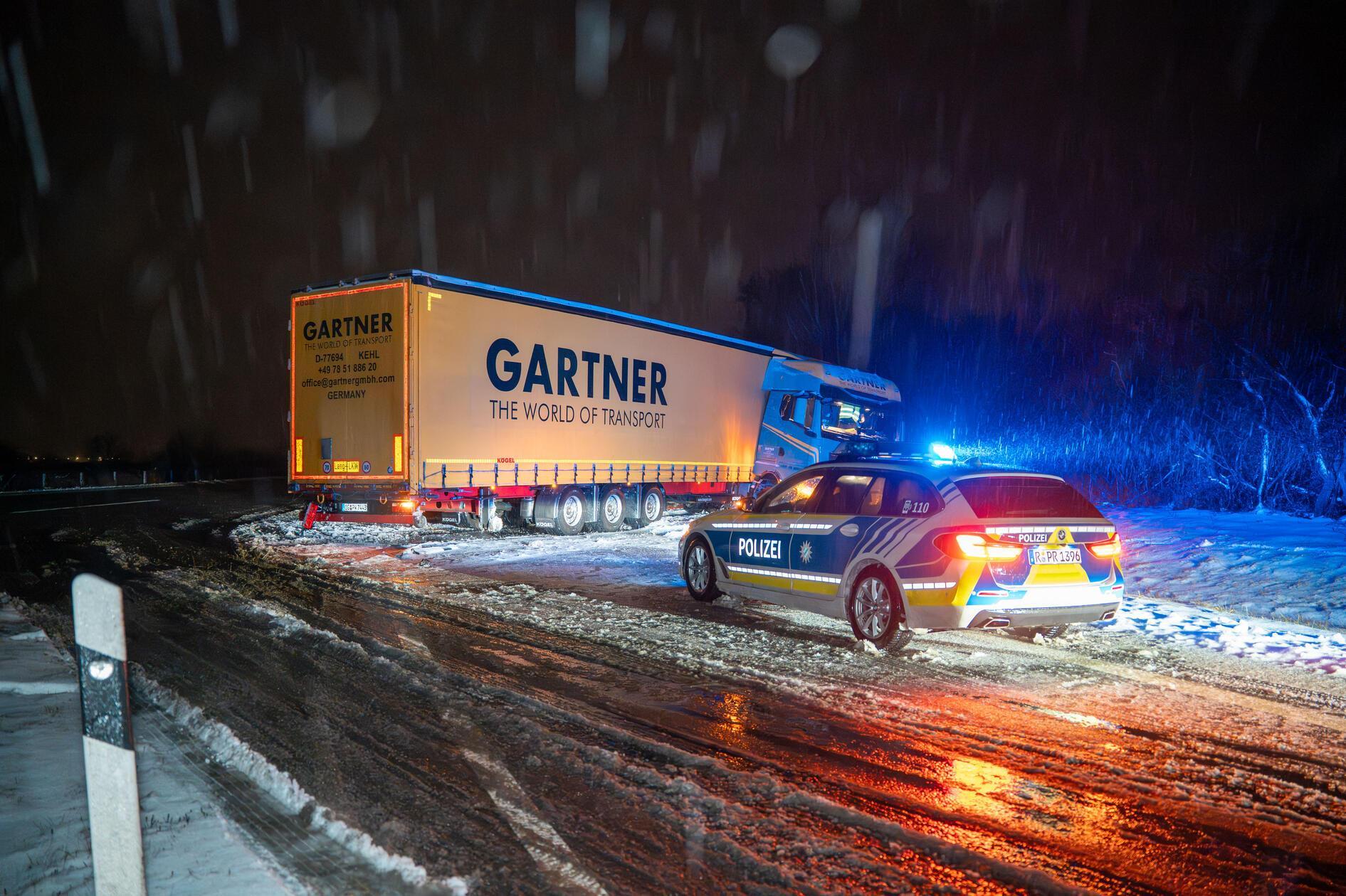 Auf dem Autobahnzubringer zur A3 bei Neumarkt in der Oberpfalz kam es ebenfalls zu einem Verkehrsunfall mit einem Lkw. Ursache war eine Kombination aus starkem Schneefall und einsetzendem Regen, die in dem Bereich zu erheblicher Glätte führte. Der Fahrer blieb nach ersten Erkenntnissen unverletzt.