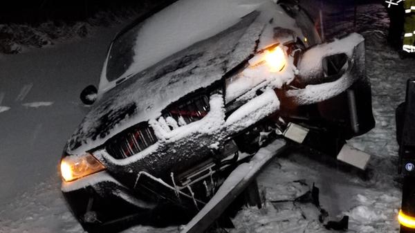 Auf der A93 bei Rehau in Fahrtrichtung Hof in Oberfranken kam es ebenfalls zu einem Glätteunfall. Ein Auto kam auf winterglatter Fahrbahn von der Straße ab und prallte gegen die Leitplanke.