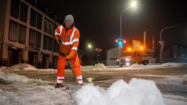 Doch nicht nur die Verkehrsteilnehmenden auf den Straßen sind von Schnee und Glätte betroffen.