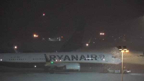 Der Betrieb am Flughafen Nürnberg war bislang nicht beeinträchtigt. Wie ein Sprecher des Flughafens auf Anfrage unserer Redaktion am Vormittag mitteilte, „läuft es bisher nach Plan“. Es handele sich um den gewöhnlichen „Winterbetrieb, also das, was man zu dieser Zeit erwartet“.