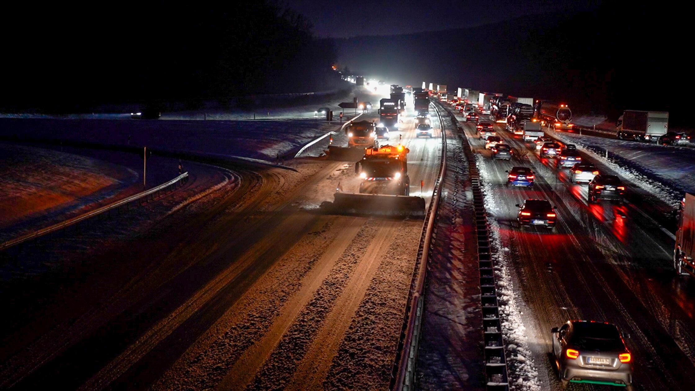 Der Winterdienst war vielerorts im Dauereinsatz, so auch auf der A93.