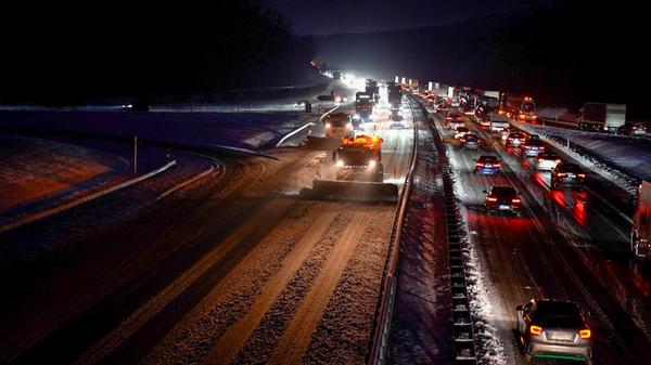 Der Winterdienst war vielerorts im Dauereinsatz, so auch auf der A93.