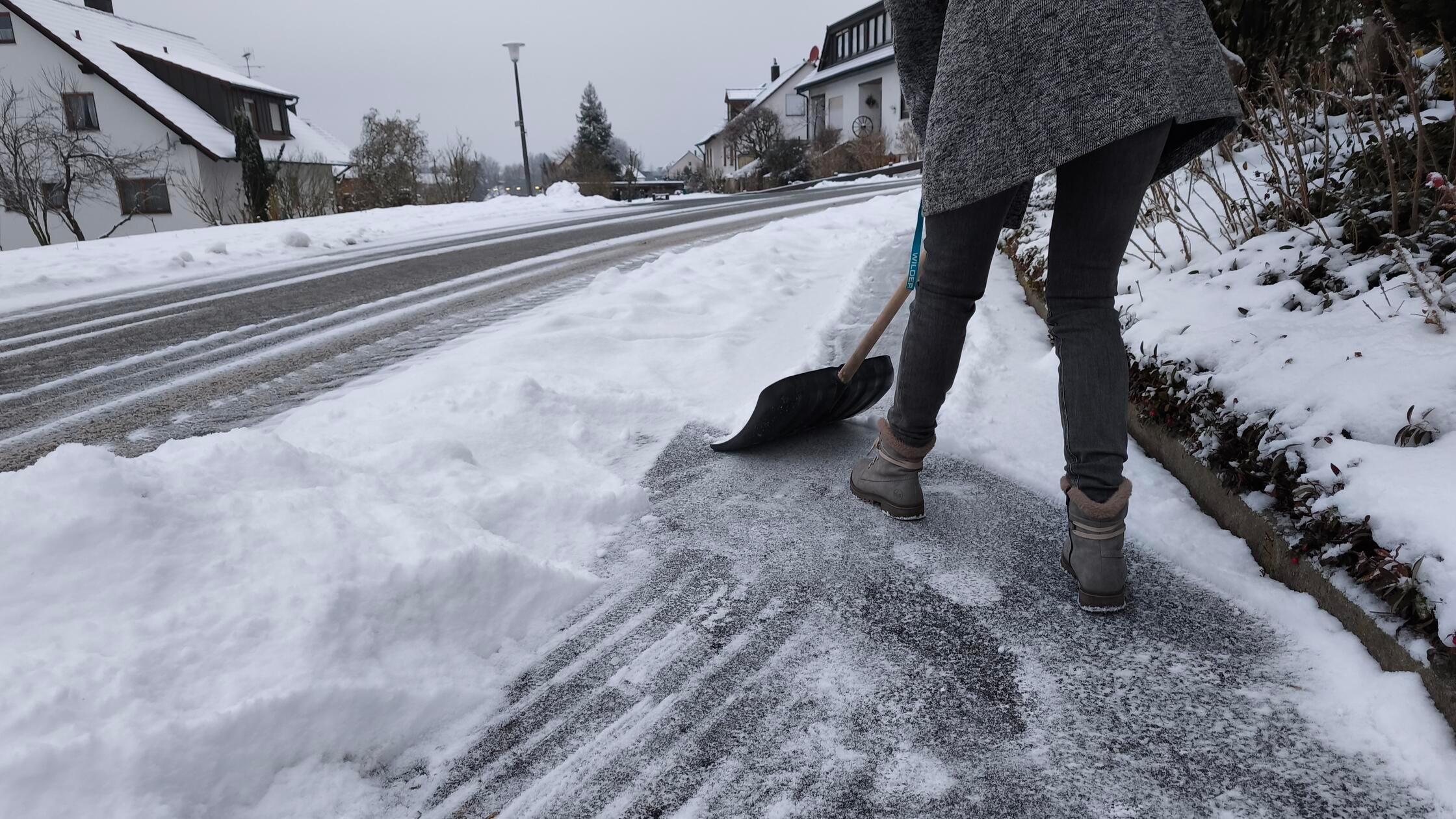 Schneer-umen-in-Hersbruck-Diese-Pflichten-gelten-f-r-Autofahrer-und-Eigent-mer