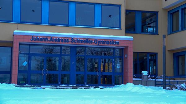 In achtzehn Städten und Landkreisen im Freistaat fiel wegen glatter Straßen und Schnees der Unterricht an den Schulen aus. In der Region waren vor allem Unterfranken und die Oberpfalz betroffen, so auch das Johann-Andreas-Schmeller-Gymnasium in Nabburg im Oberpfälzer Landkreis Schwandorf.