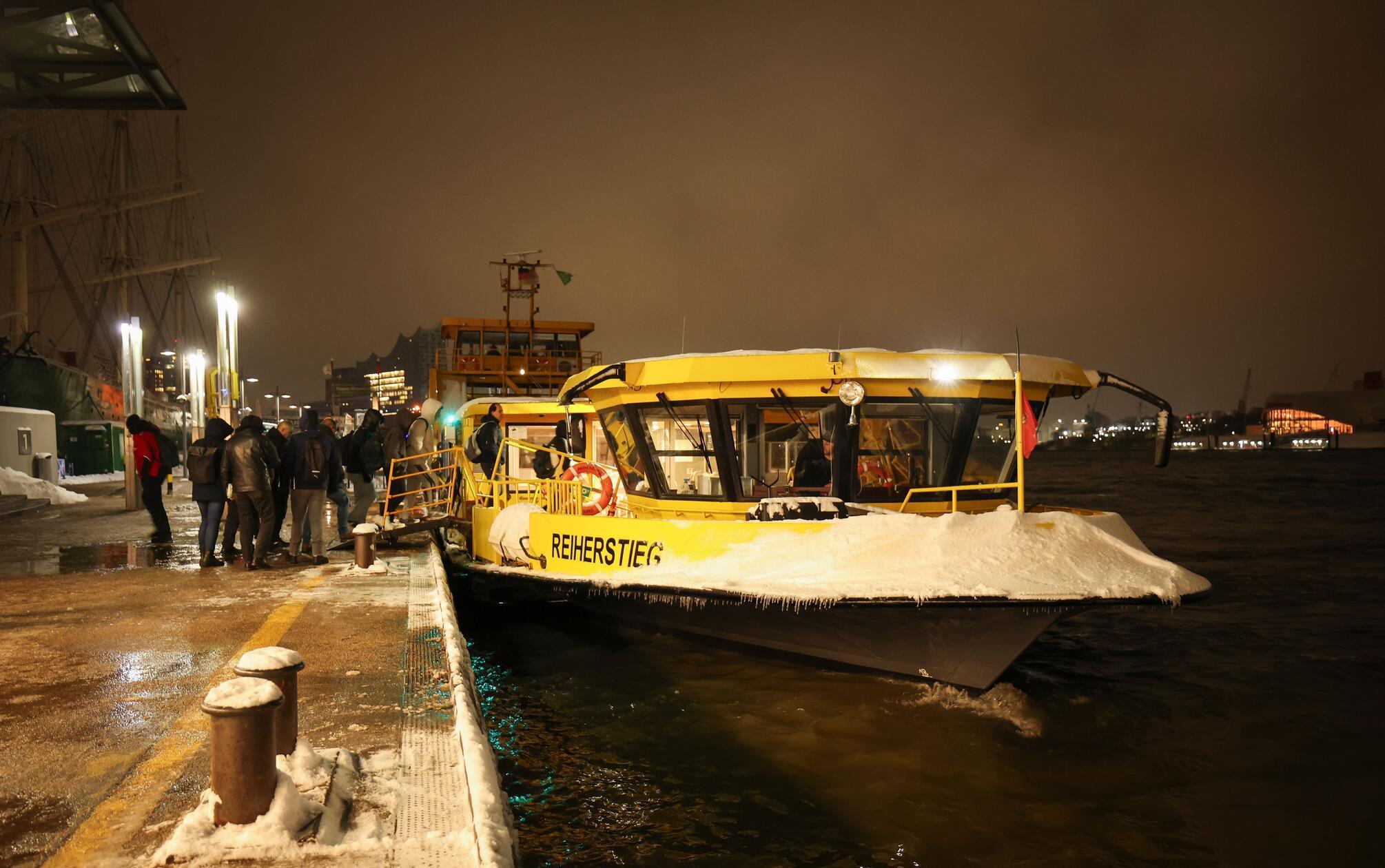 Aufgrund der Sturmtiefs wurde auch für den Fernverkehr in Hamburg ein Notfahrplan angekündigt.