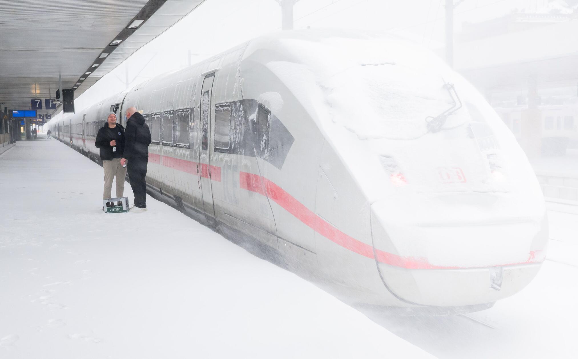In Norddeutschland hat die Deutsche Bahn laut Angaben der Deutschen Presseagentur (dpa) auch den Fernverkehr aufgrund des Schneesturms eingestellt.