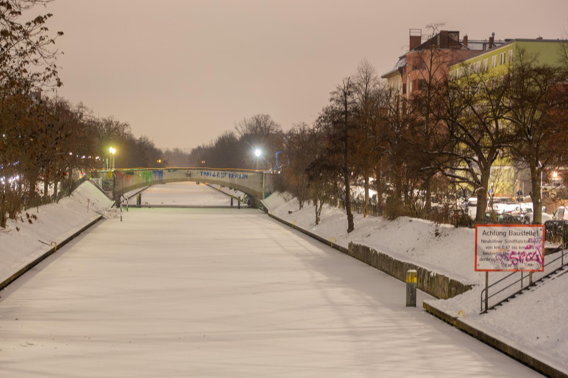 Der zugefrorene Neuköllner Schifffahrtskanal am Weigandufer in Berlin liegt unter einer geschlossenen Schneedecke.